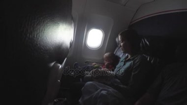 Путешественников, летающих на коммерческих авиакомпаний — стоковое видео