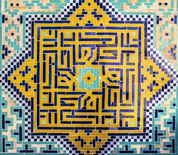 Интерьер мечети синий и желтый — стоковое фото