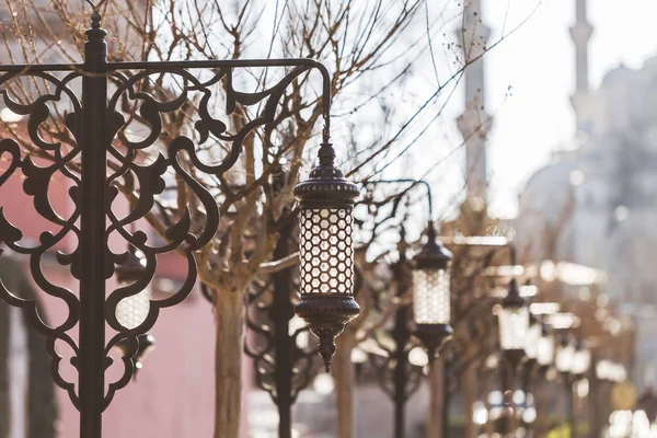 Удивительные традиционные турецкие светильники ручной работы — стоковое фото