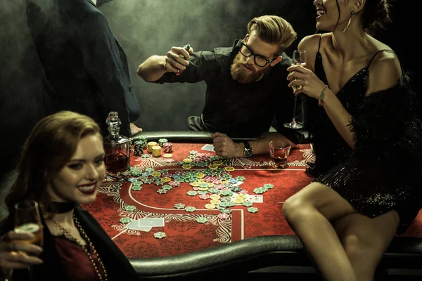 Молодые люди, играющие в покер — стоковое фото