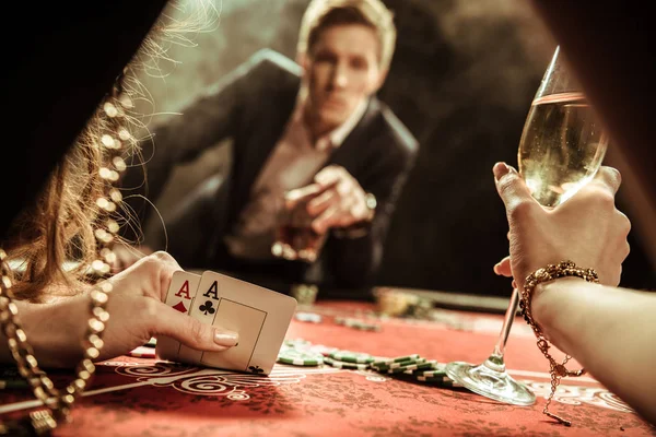 Женщина, играющая в покер — стоковое фото