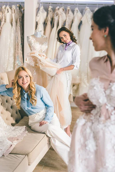 Счастливые Женщины Невест Примерки Платья Свадебный Салон — стоковое фото