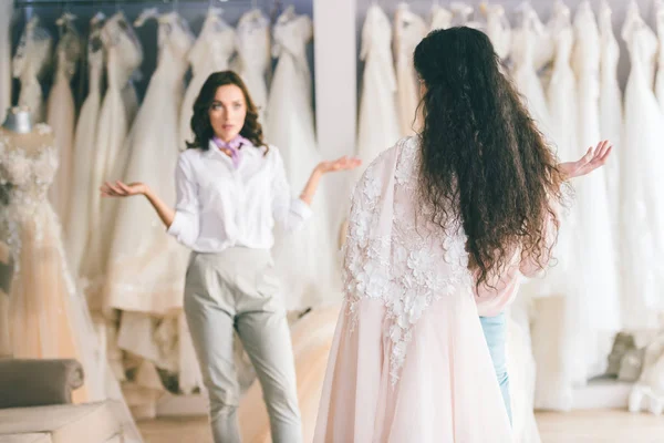 Невеста Другом Выбирая Платье Ателье Свадебных — стоковое фото