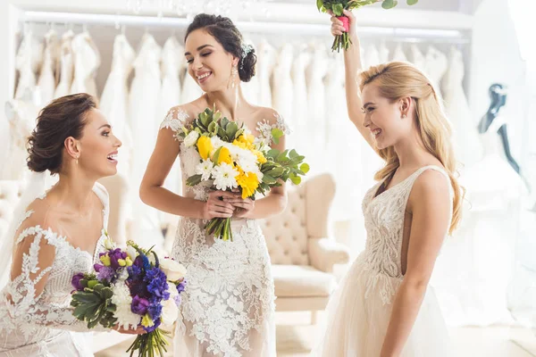 Невесты Кружевные Платья Цветами Свадебный Салон — стоковое фото