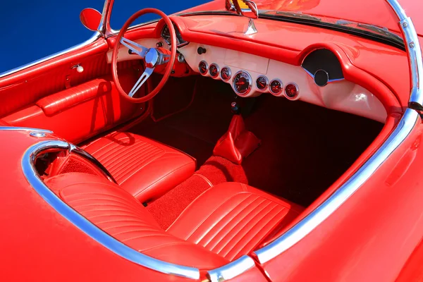 Интерьер красный автомобиль 60-70 — стоковое фото