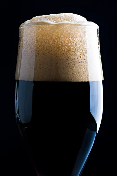 Стекло темного пива — стоковое фото