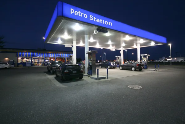 Ночное время Petro станция — стоковое фото