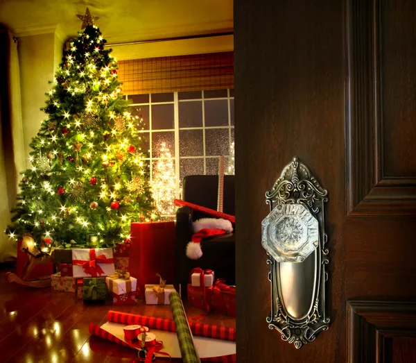 Дверной проем в рождественскую гостиную — стоковое фото