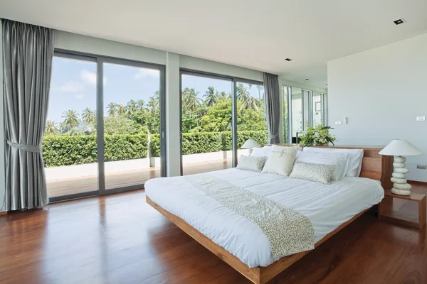 Панорамный вид хорошей удобной спальни с наружным тропическим — стоковое фото