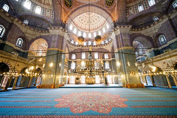 Новый интерьер мечети в Стамбуле — стоковое фото