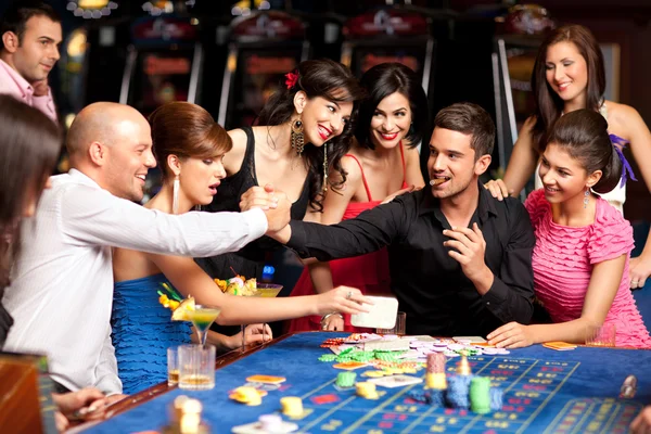 Happy кавказской друзей, играть в рулетку в казино — стоковое фото