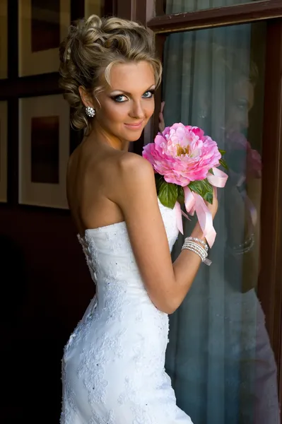 Красивая невеста с букетом цветов — стоковое фото