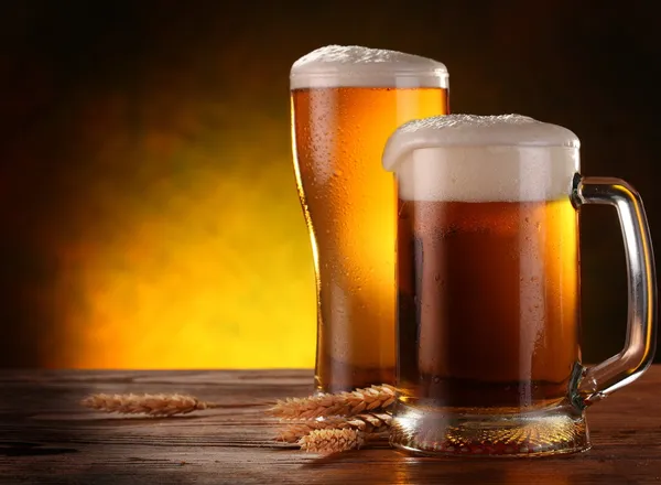 Натюрморт с бочковым пивом стаканом — стоковое фото