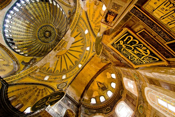 Внутри собор Святой Софии в Стамбуле — стоковое фото