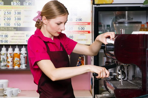 Молодая официантка во время приготовления кофе в баре — стоковое фото