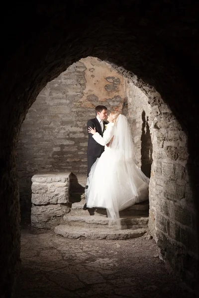 Жених и невеста в интерьере средневекового замка — стоковое фото
