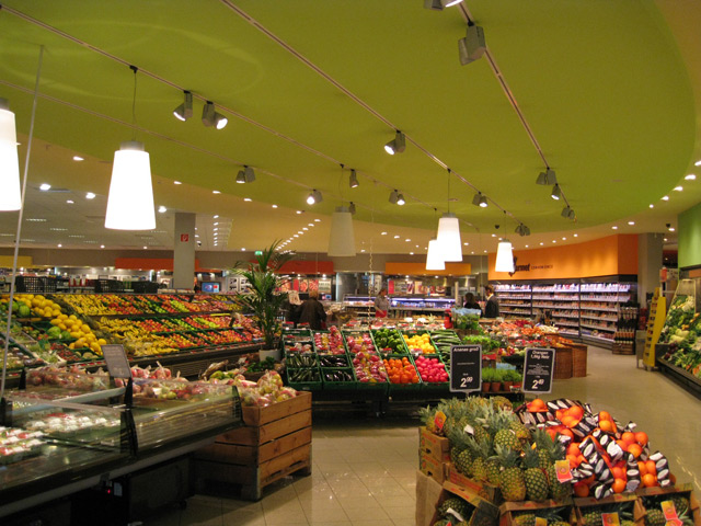 Общий интерьер зоны свежих овощей и фруктов