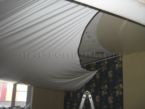 Процесс установки натяжного потолка для создания интерьера гостиной фото