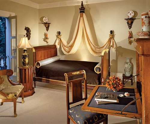 Интерьер спальни в романском стиле