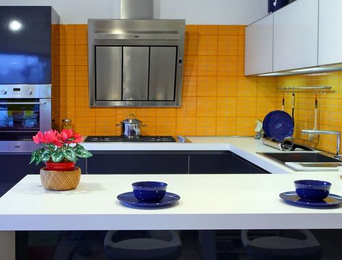 Кухня синяя с оранжевым