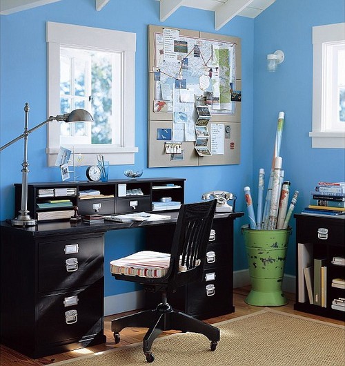 Сочетание голубого цвета в интерьере домашнего кабинета с черной мебелью