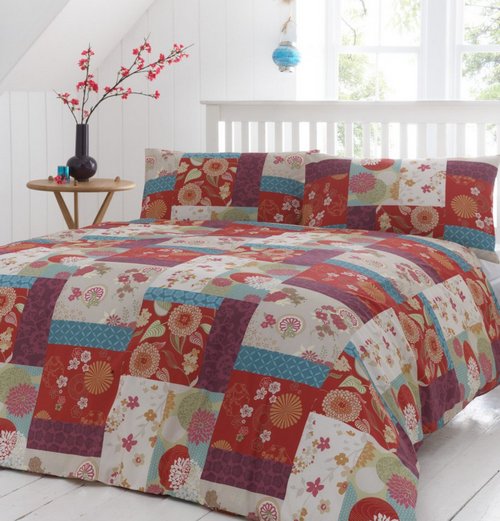 Одеяло и подушки в стиле пэчворк в интерьере спальни