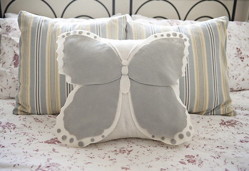 Декоративная подушка в форме бабочки