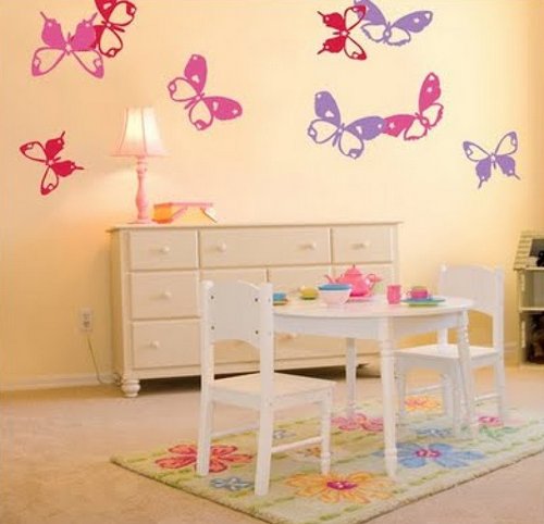 Украшение стен в детской бабочками
