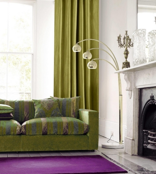 Оливковые шторы и диван в интерьере