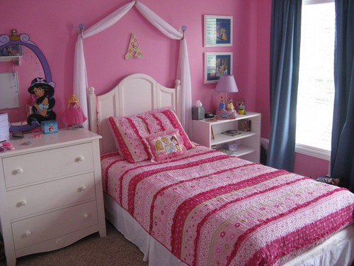 Детская комната в малиновом цвете фото