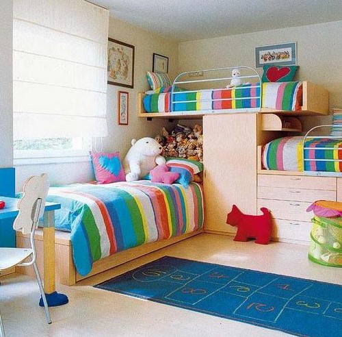 Компактная и уютная детская комната для троих детей фото