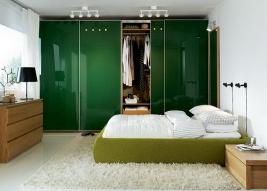 Шкаф-купе в спальне изумрудного цвета
