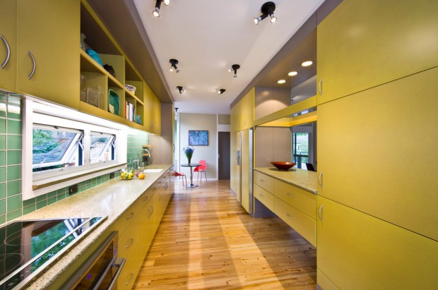 Большая кухонная комната, в дизайне которой используются желтые и зеленые тона, а также фартук из кафеля