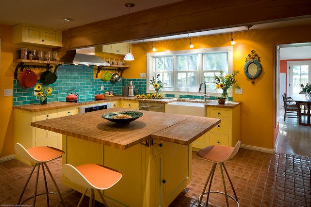 Кухня с сочетание темных тонов желтого с необычным фартуком синего цвета