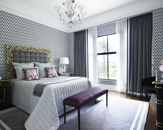 Стильная лиловая спальня с мелким принтом на обоях и роскошным изголовьем