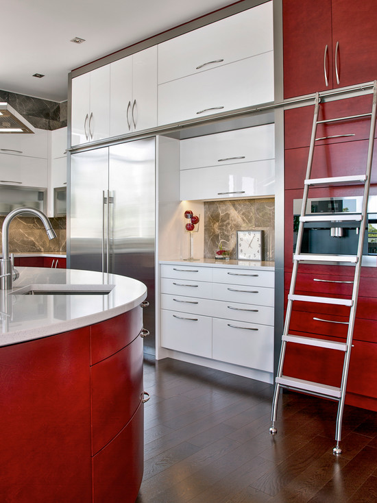 Сочетание белого и бордового цвета в интерьере кухни