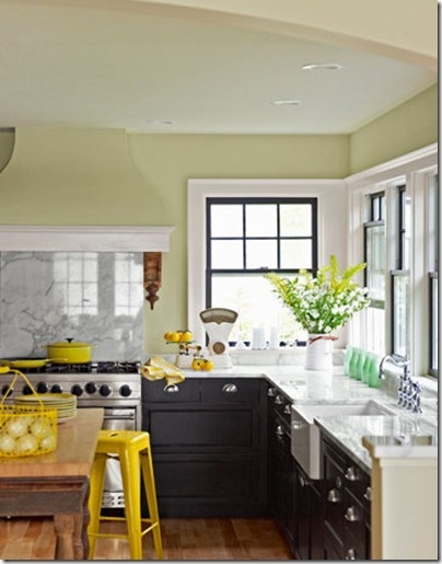 Ярко желтые вставки на бело-черной кухне