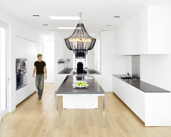 Светлый пол на черно-белой кухне