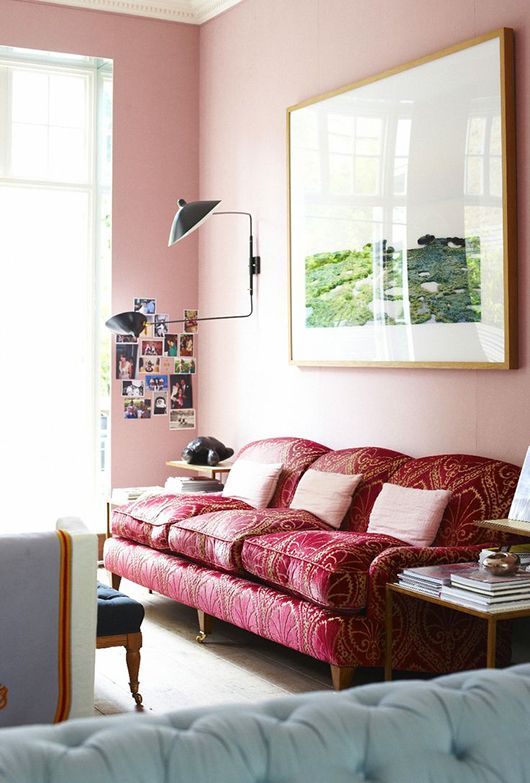Розовая комната с винтажной мебелью