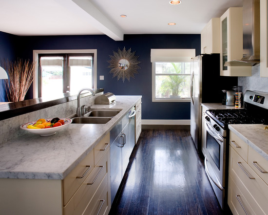 Сочетание темно синих стен и белой кухни