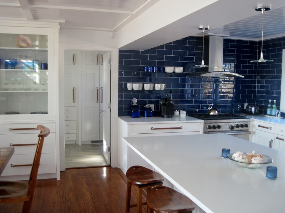 Фартук синего цвета на белой кухне