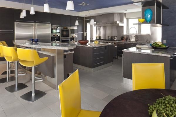 желтые стулья в кухне серого цвета